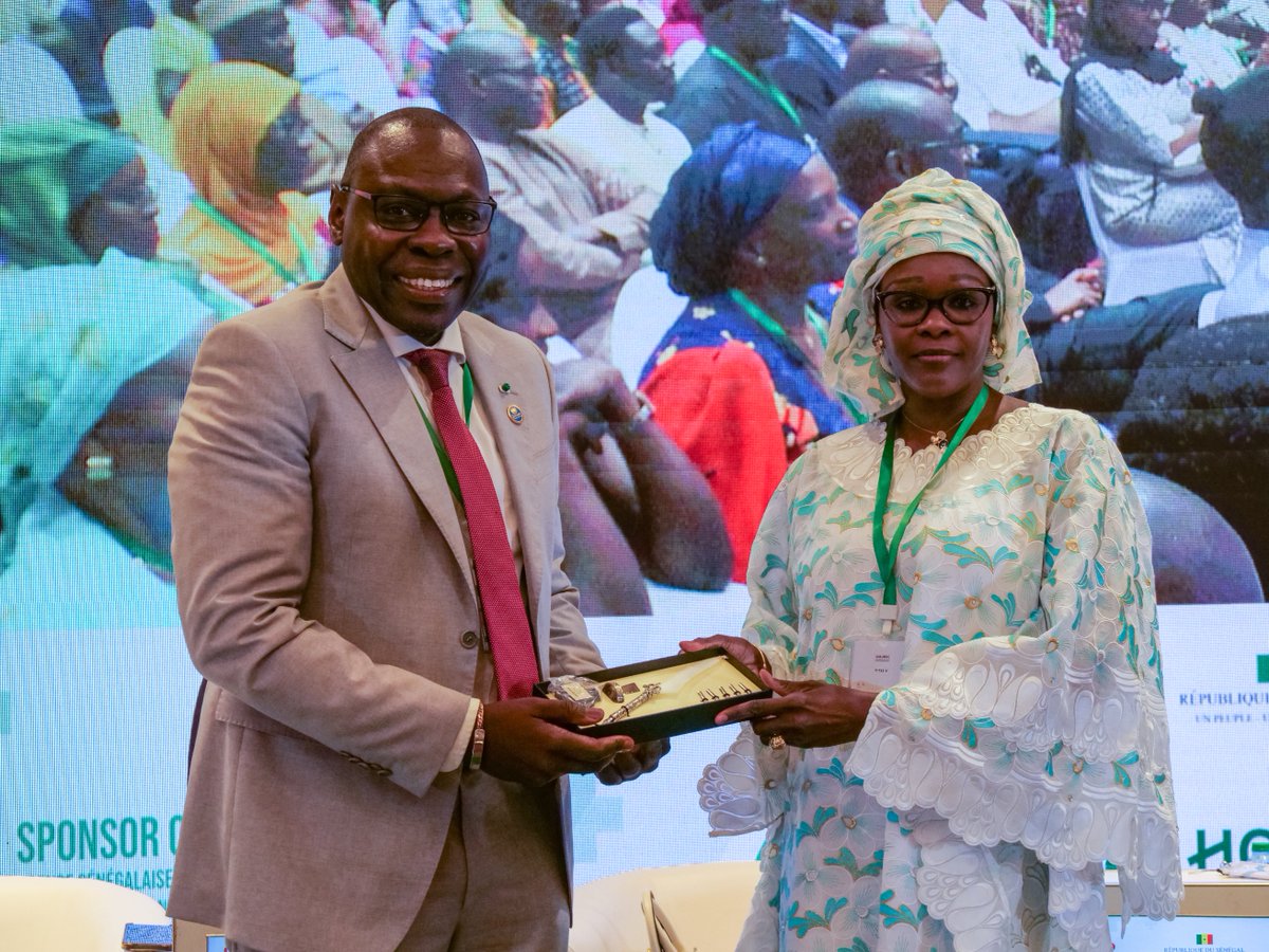 PasteurDakar's tweet image. Ouverture des 6e Journées Scientifiques du HOGIP à Dakar sur le thème : Souveraineté sanitaire – Enjeux et perspectives.
🔬 Conférence inaugurale par Dr Ibrahima Socé Fall, DG @PasteurDakar.
👏 Hommage au Pr Serigne Maguèye Gueye.
#HOGIP2025 #SantéPourTous #OneHealth #MSAS