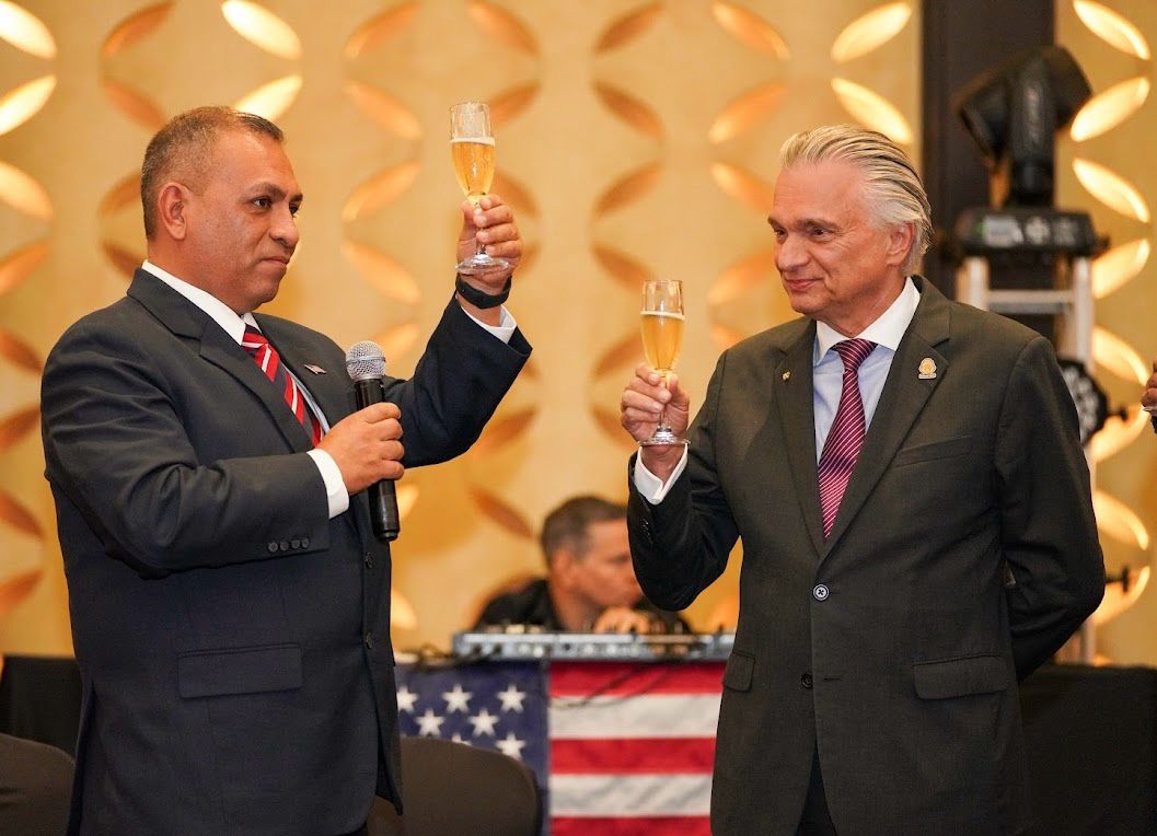 Hoy celebramos el 249° aniversario de la independencia de los Estados Unidos, una nación construida sobre los ideales de libertad, igualdad y justicia. Gracias a nuestros aliados y amigos en Costa Rica por unirse a esta celebración. Happy 4th of July!