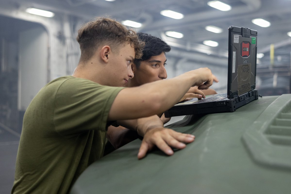 22nd_MEU's tweet image. Start Your Engines
@USMC with #22ndMEUSOC conduct maintenance during COMPTUEX, on #USSSanAntonio while underway in the Atlantic Ocean. During COMPTUEX, the IWOARG and 22nd MEU (SOC), refine tactics, techniques and procedures to enhance readiness and lethality as a unified team.