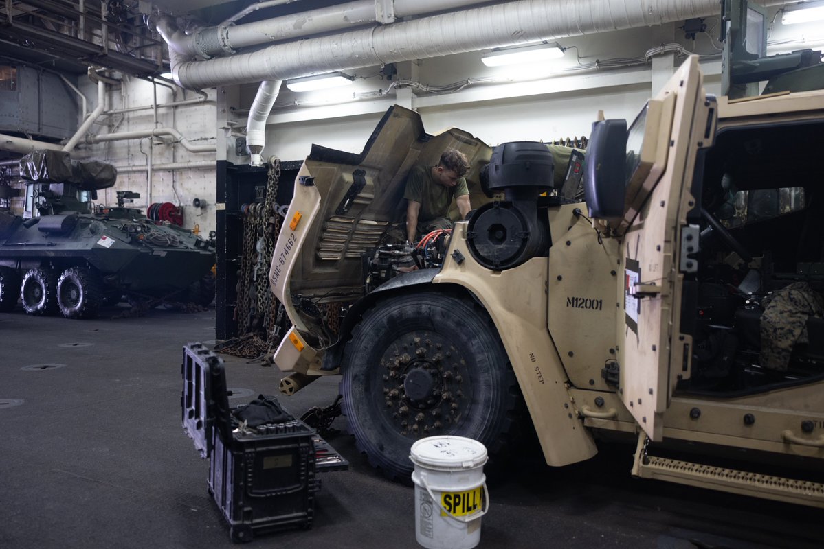 22nd_MEU's tweet image. Start Your Engines
@USMC with #22ndMEUSOC conduct maintenance during COMPTUEX, on #USSSanAntonio while underway in the Atlantic Ocean. During COMPTUEX, the IWOARG and 22nd MEU (SOC), refine tactics, techniques and procedures to enhance readiness and lethality as a unified team.