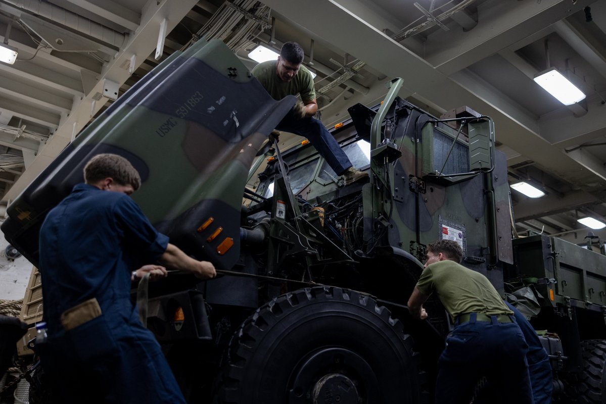 22nd_MEU's tweet image. Start Your Engines
@USMC with #22ndMEUSOC conduct maintenance during COMPTUEX, on #USSSanAntonio while underway in the Atlantic Ocean. During COMPTUEX, the IWOARG and 22nd MEU (SOC), refine tactics, techniques and procedures to enhance readiness and lethality as a unified team.