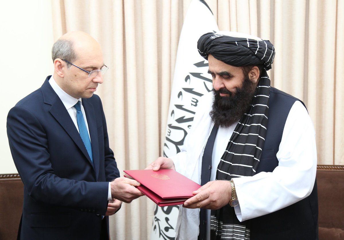 العلم الذي قاتل تحته المجاهدين في أفغانستان ضد السوفيت يرفرف عاليا في روسيا وتعترف روسيا رسميا بإمارة أفغانستان تحت حكم طالبان