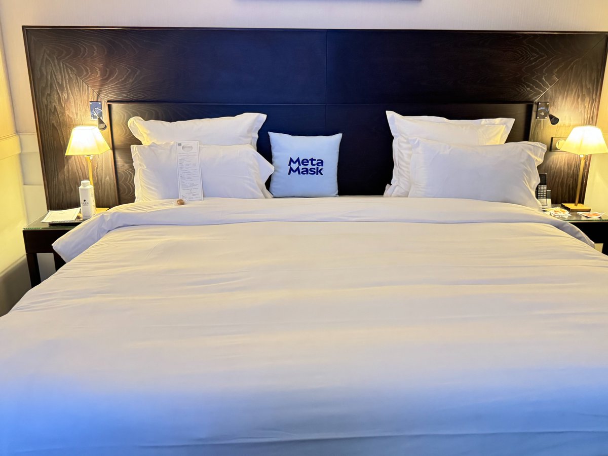 Best hotel housekeepers here

And best swag always from <a href="/MetaMask/">MetaMask.eth 🦊</a> 🦊