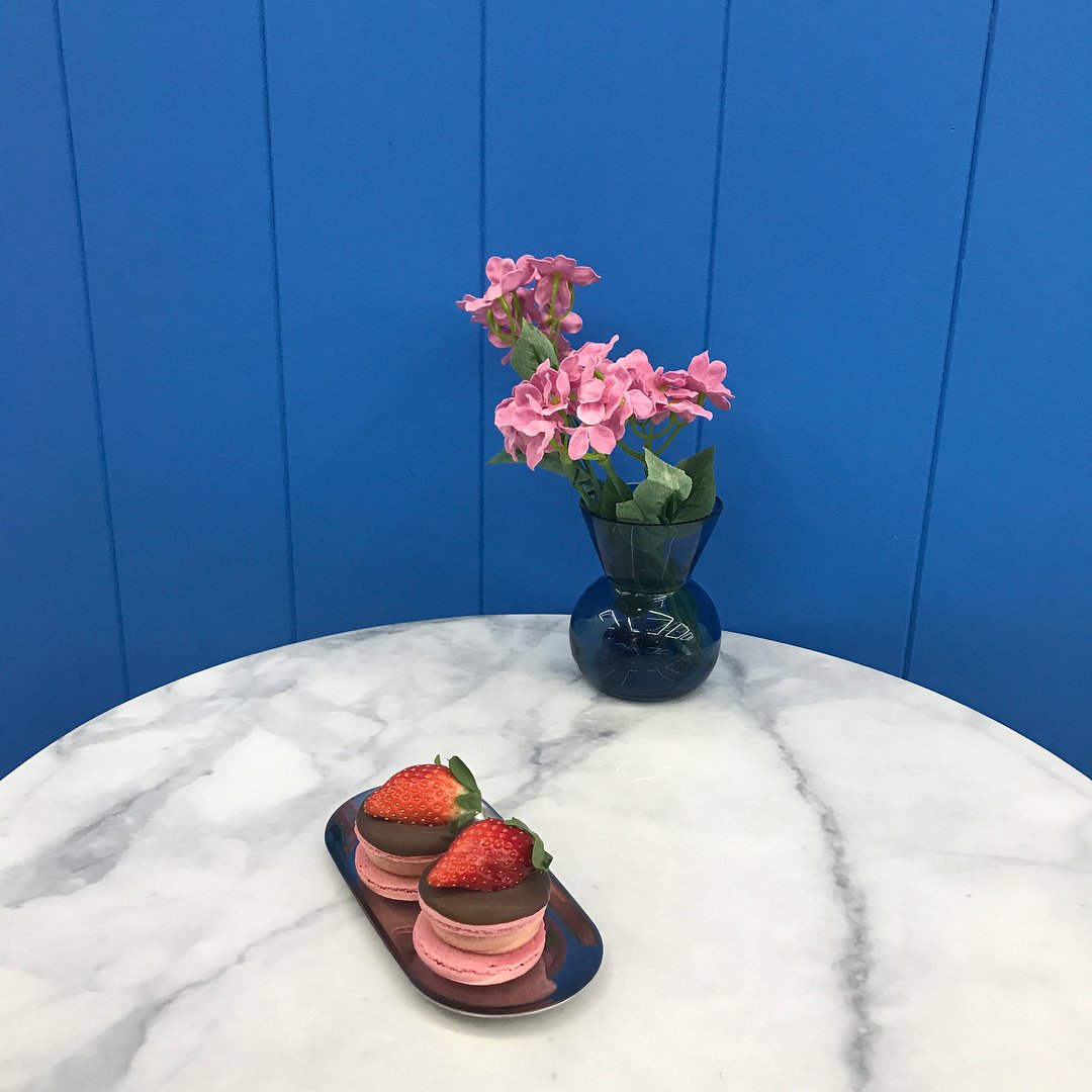 Sweet gifts and vibrant flowers. Today I had a delicious strawberry cake with a mix of flavors and colors 🍓✨