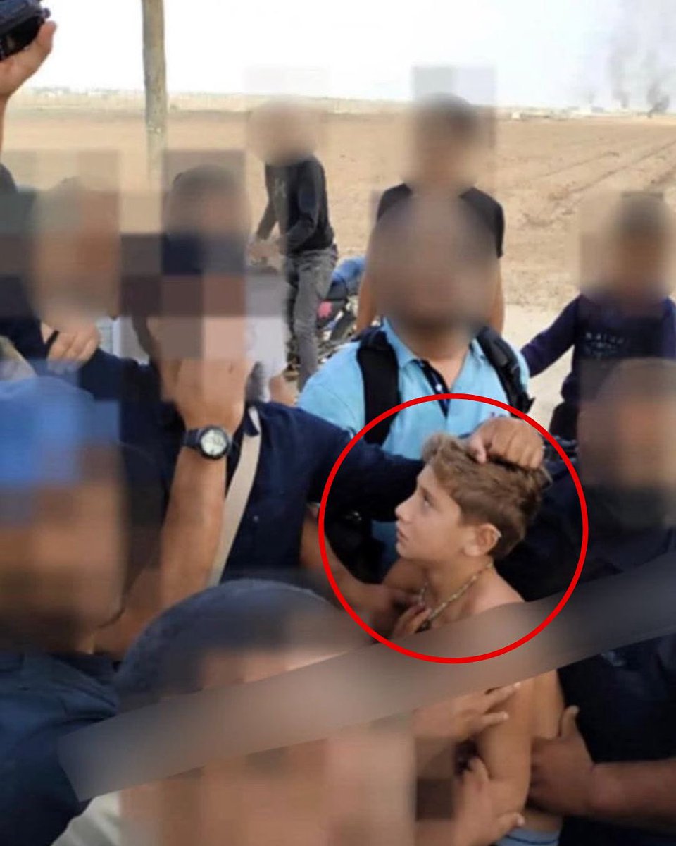 ⚠️IMPACTANTE: Imagen inédita de la masacre de Hamás.

Yagil Yaakov tenía 12 años cuando terroristas entraron a su casa, en el Kibutz Nir Oz, y asesinaron a su padre.

Luego lo secuestraron y llevaron a Gaza. En ropa interior.

Injustificable.