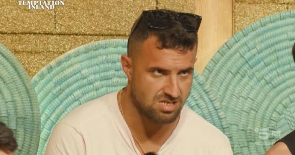 ma chi vorrebbe stare con uno che ha questa faccia indemoniata che sembra voglia sbranarti da un momento all’altro?

#temptationisland