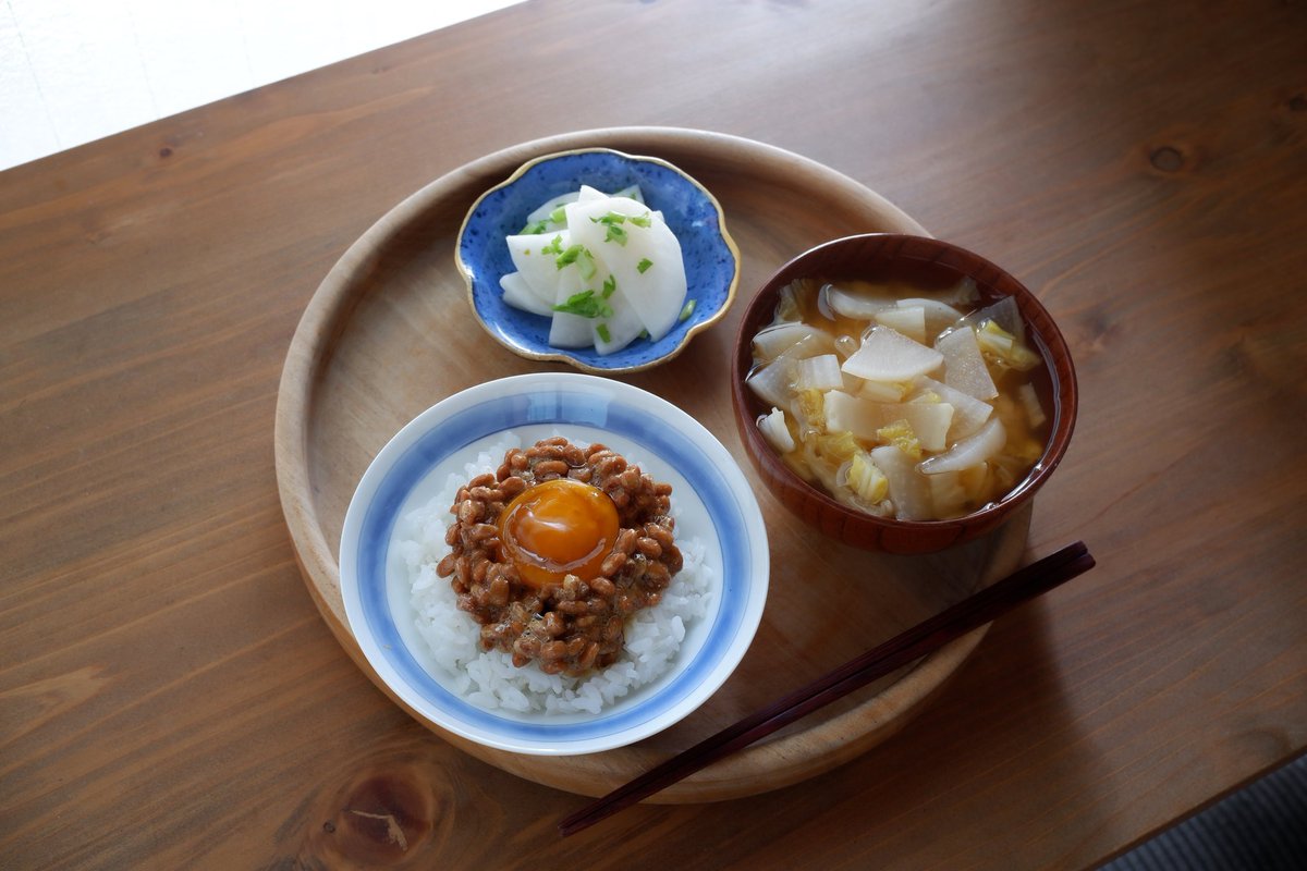 醤油漬け卵黄の納豆ごはん、箸休めに即席で用意した蕪の柚子胡椒和え