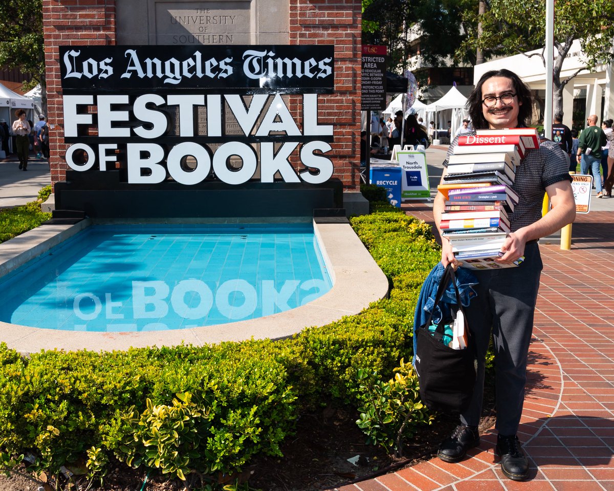 Summer is here! ☀️ The sun’s out, hot dogs are on the grill, the pool is looking pretty inviting and all we can wonder is…. what are you reading this weekend?? 📚#SummerReading