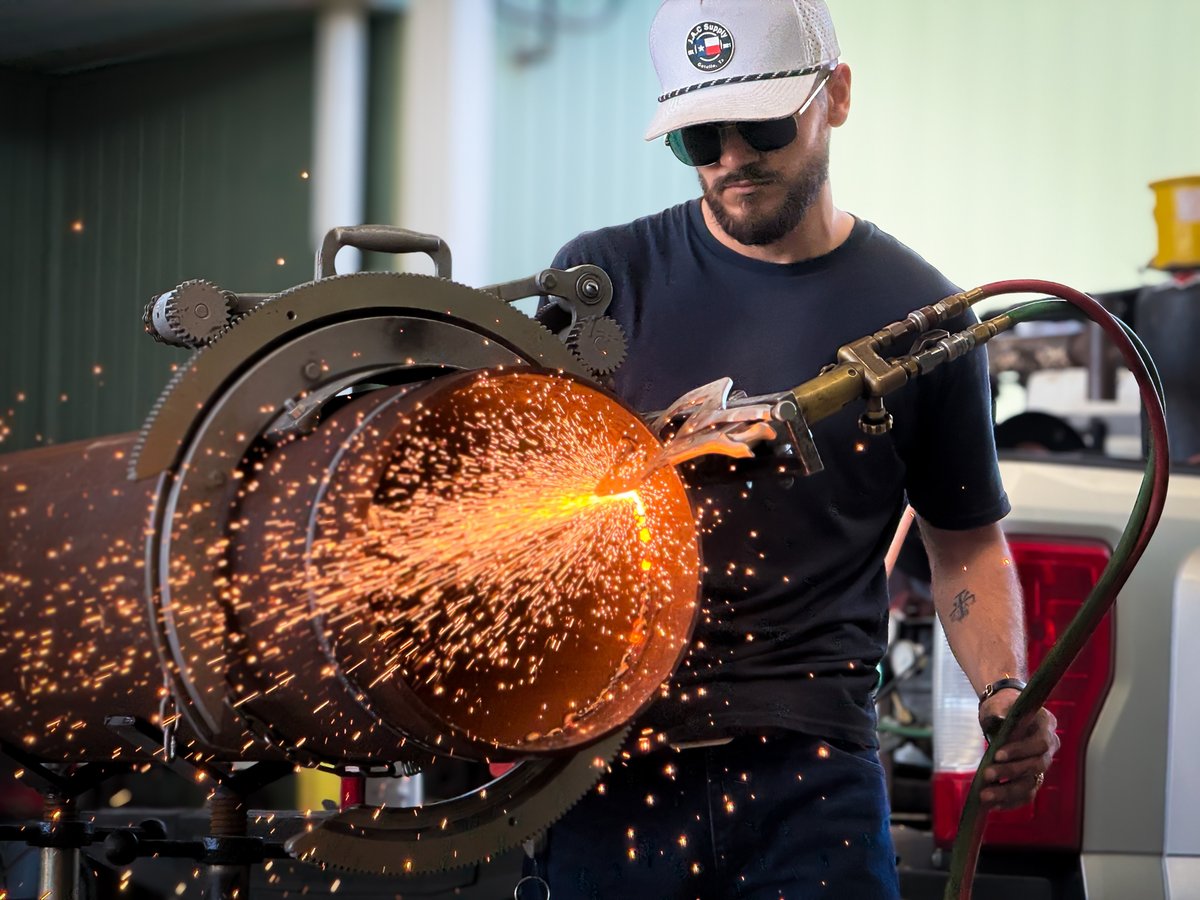 laredopalominos's tweet image. On this Fourth of July, we honor those who defended our freedom like Marine Corps vet and LC grad Daniel Benavides. Welding gave him purpose, LC gave him the tools. Now he’s building his own business.

Read his story: laredo.edu/news/2025/07/D…