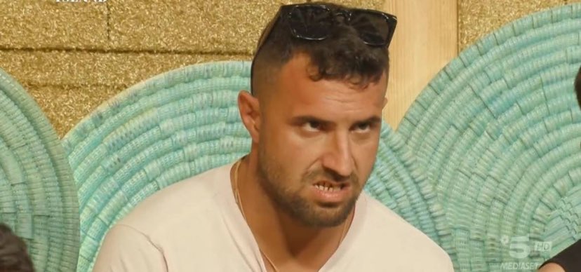 “Non lo lascio perché ha un bel carattere, è sempre allegro, mi fa ridere”. #temptationisland