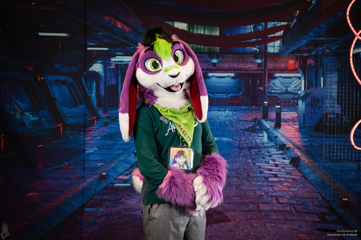 Bunny posing in cybernetics streets. Throwback to #EF28 last year.

🪡<a href="/LorfyTheFox/">🐾 Lorfy 🐾</a>

#FursuitFriday