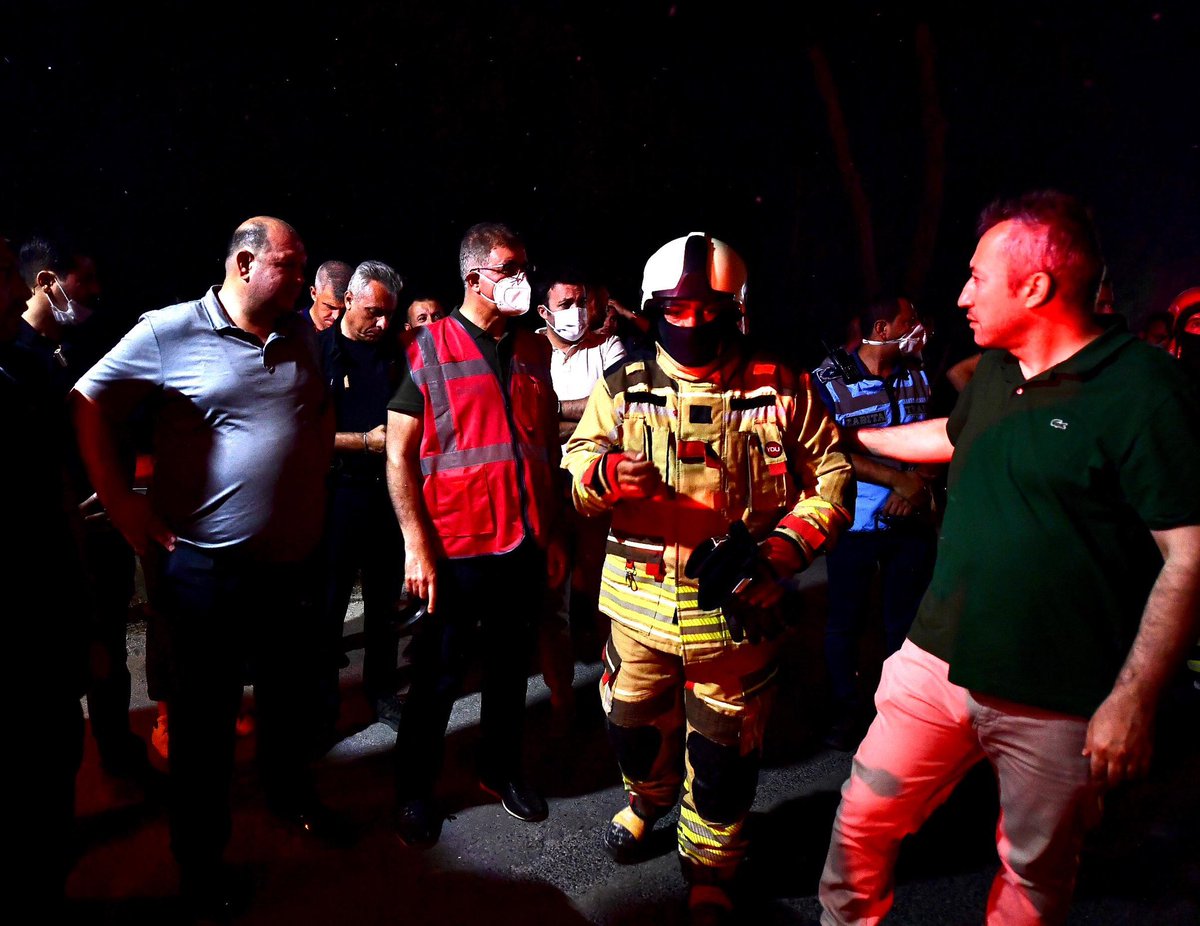 Şu anda Çeşme, Ödemiş, Aliağa, Buca, Selçuk ve Kiraz ilçelerimizdeki birçok yangını aynı anda söndürmeye çalışıyoruz.

Gözlerimizin önünde kül olan ormanları, yurttaşlarımızın binbir emekle edindikleri evlerini, yangından kaçmaya çalışan hayvanlarımızı gördükçe yüreğimiz