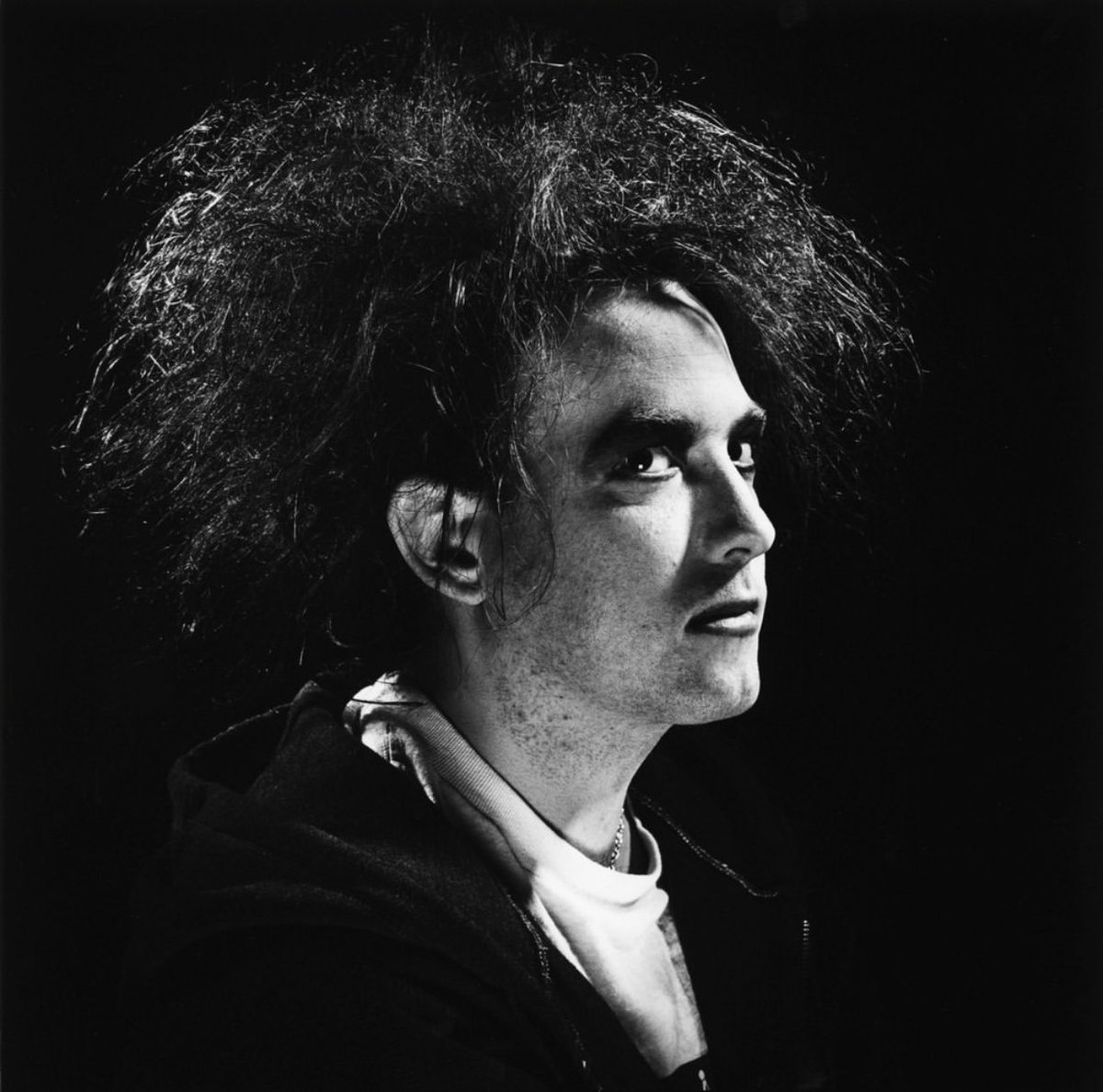 thecureverse's tweet image. #RobertSmith photographed by Nigel Parry, 1990.
