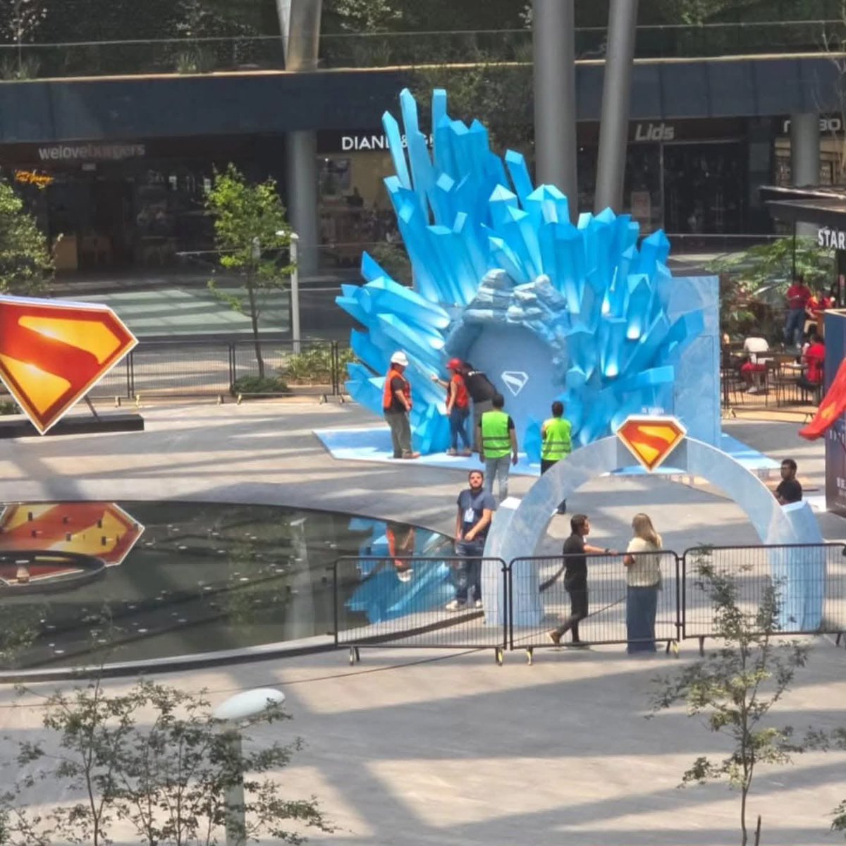 DCUPRIMETV's tweet photo. Construction is already underway for the July 7 'SUPERMAN' fan event at Toreo Parque Central in Mexico.

(📸: @ | jehanpixel) https://t.co/K8ecP8wLhZ