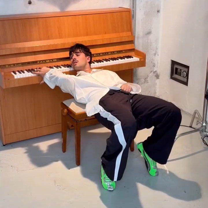 suertedenubes's tweet photo. Martin lleva la White Grip Shirt de EMEERREE y los pantalones de chándal Iconic T7 de Puma para la revista ACERO https://t.co/O0Nw3YRT0x
