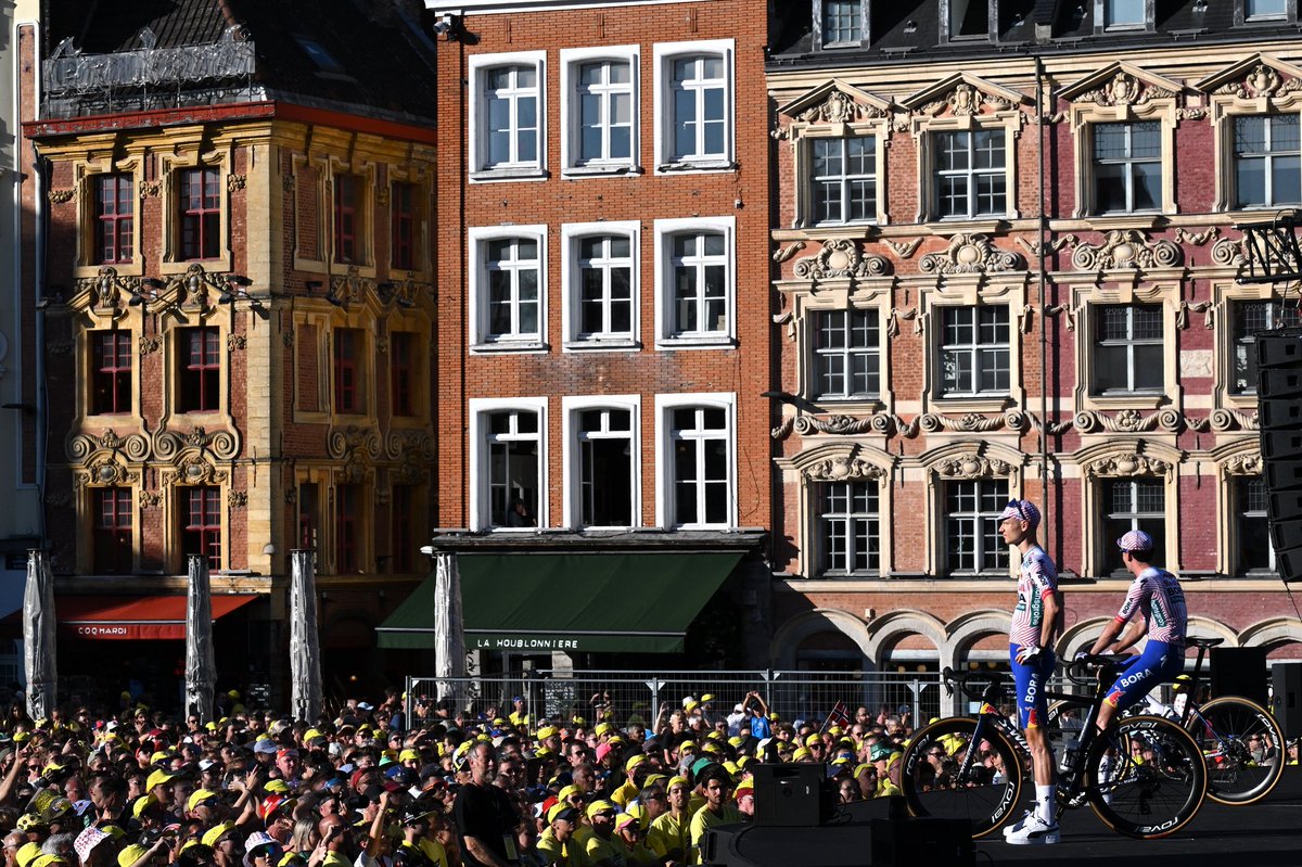 A beautiful presentation in Lille!
Looking forward to the start of the race on Saturday!

<a href="/RBH_ProCycling/">Red Bull – BORA – hansgrohe</a> 

#TDF2025 #redbullborahansgrohe 

🖼️ <a href="/GettySport/">Getty Images Sport</a>