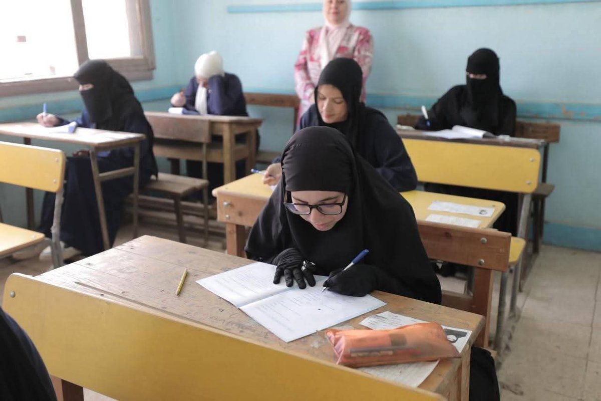 يخرب بيت الغباء والاستحمار
فحص وتوتر وقلق والجو حار
 وهي لابسة كفوف
 لانو في جحش اقنعها
 هكذا العفة تكون
وهكذا يكون التكريم
 وهكذا الاله يريد
عموما تستاهل