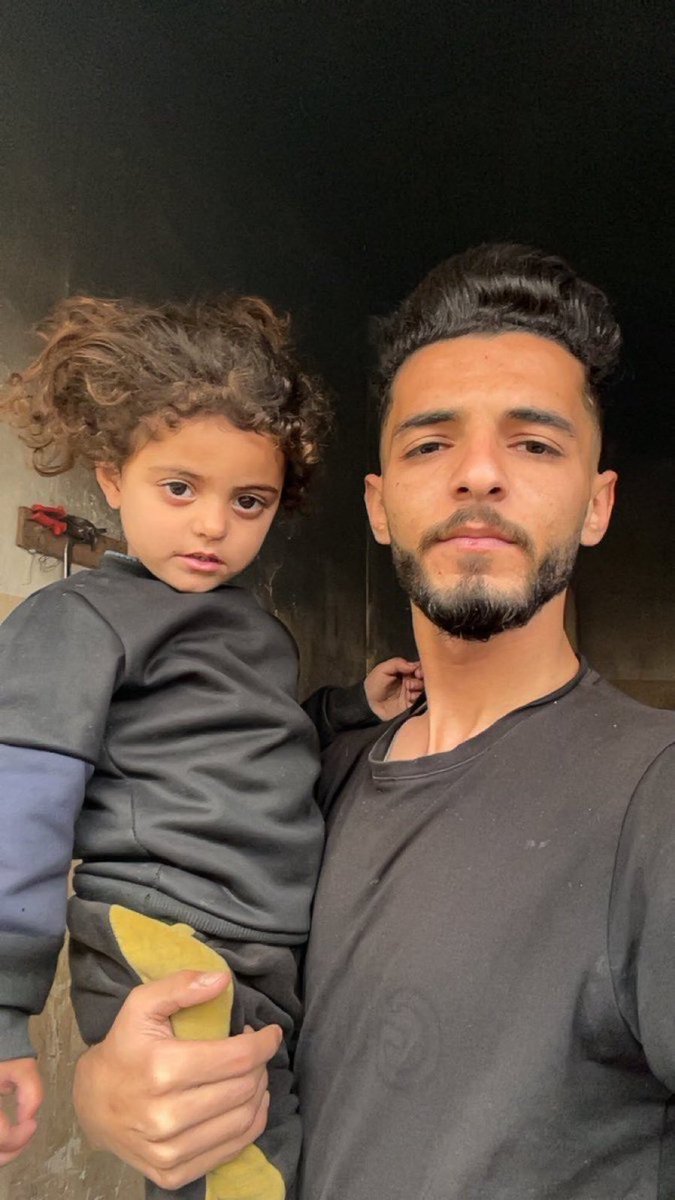 yazanomarrr's tweet photo. IF YOU’RE SCROLLING, DROP A ❤️ FOR MY LITTLE ANGEL Rana 
SHE’S SMILING JUST FOR GETTING CLEAN DRINKING WATEr
💧🇵🇸
https://t.co/9p37HRdKVV https://t.co/FQEfgBAbwz