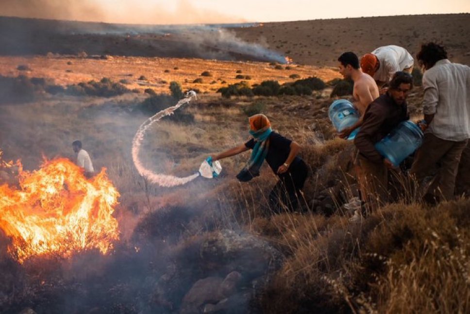 Bu fotoğraf üzerine çok şey yazılabilir.
#İzmirYanıyor