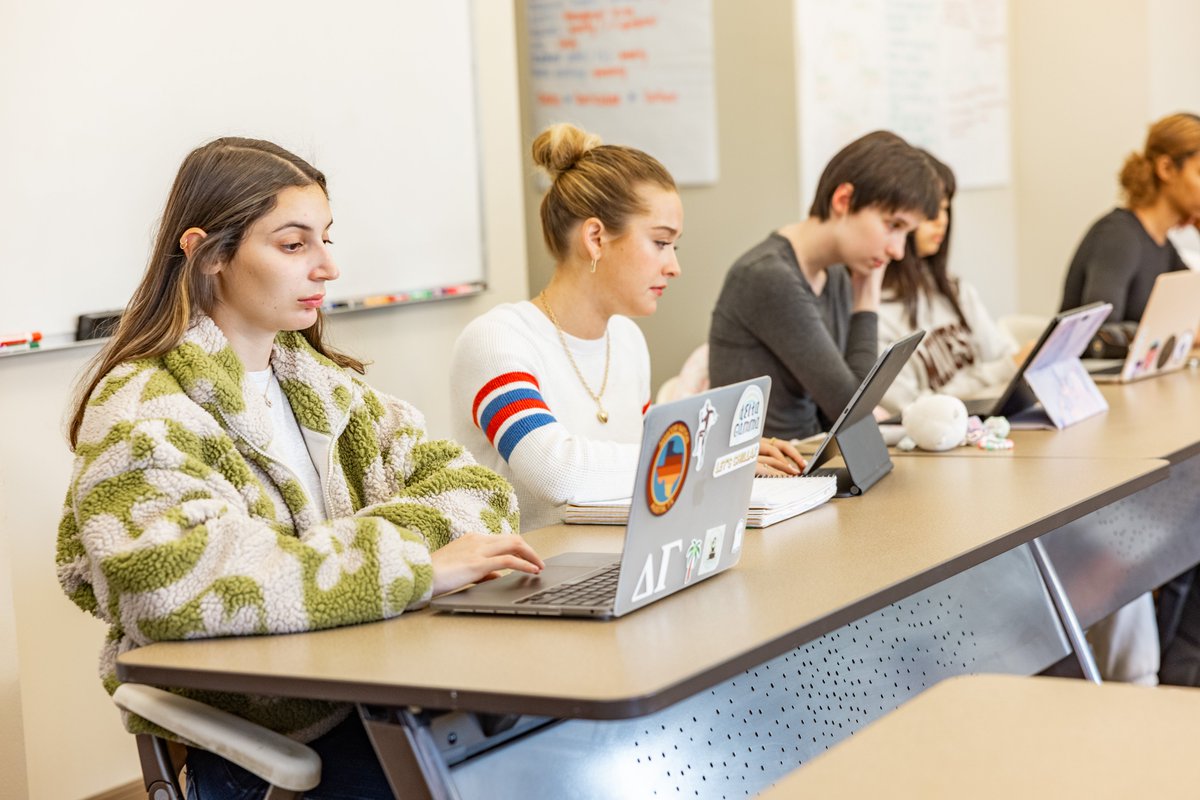 SMU English is where ideas (and friendships) grow 📷

📷 <a href="/kathytran/">Kathy Tran</a>.creatives on IG

#smustudentlife #smudallas #dallastx #smuundergrad #txcommunity #txuniversities #englishstudies #ponyup