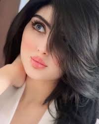 والوردُ يأخذُ عنها بعضَ رِقَّتها وما لها في جميعِ الخلقِ أشباهُ .