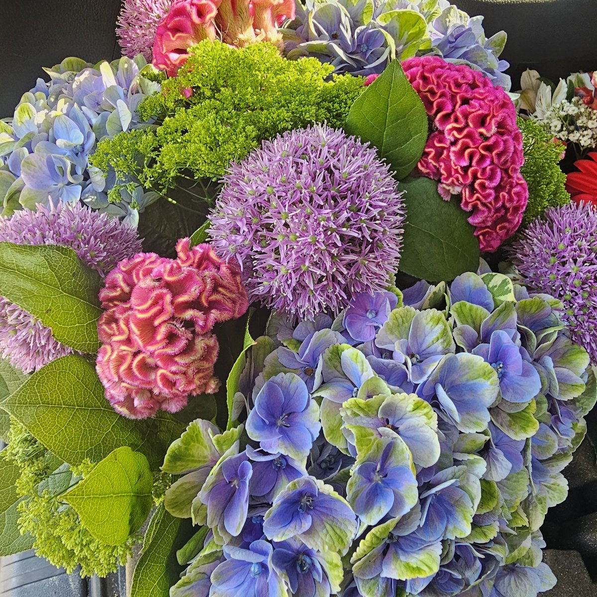 Every holiday needs eye catching flowers 💐