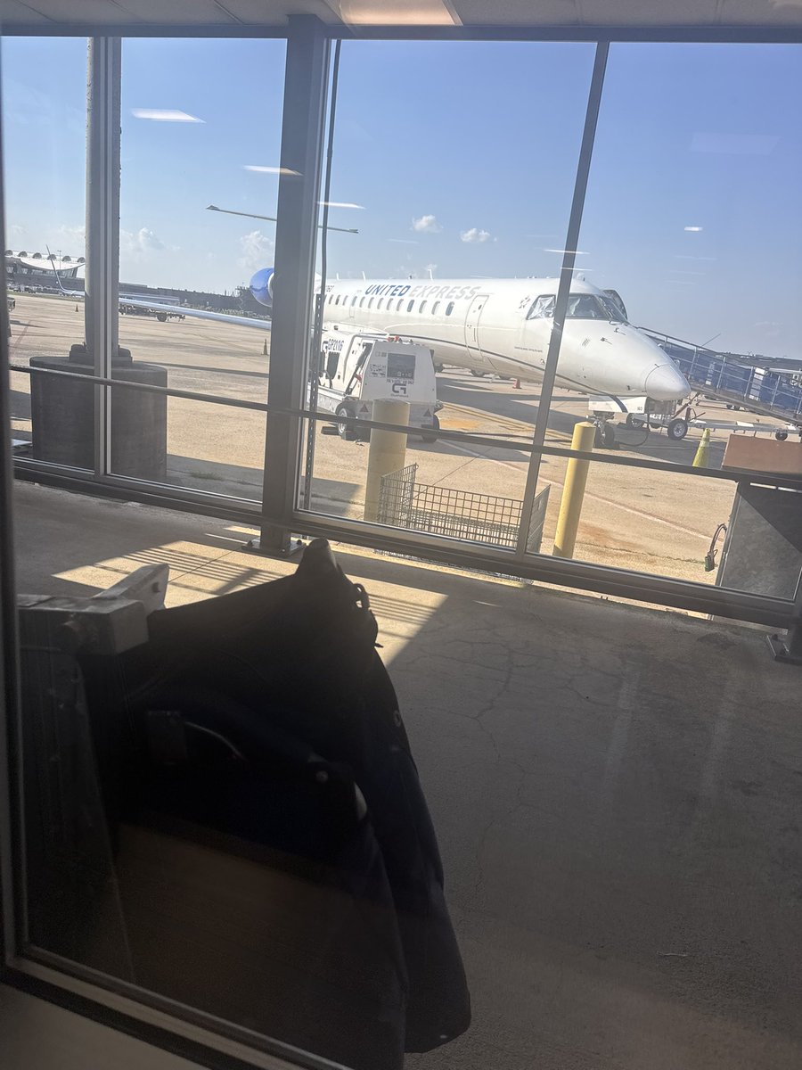 DianaaJanus's tweet photo. @united ridiculous…flight to IAD was delayed &amp; you couldn’t hold the boarding doors of the connection flight open 2 extra minutes, though the connection is also delayed &amp; hasn’t even left. I have to wait 5 hrs for a flight now that doesn’t even get me to my intended destination. https://t.co/LwPv8I4At3