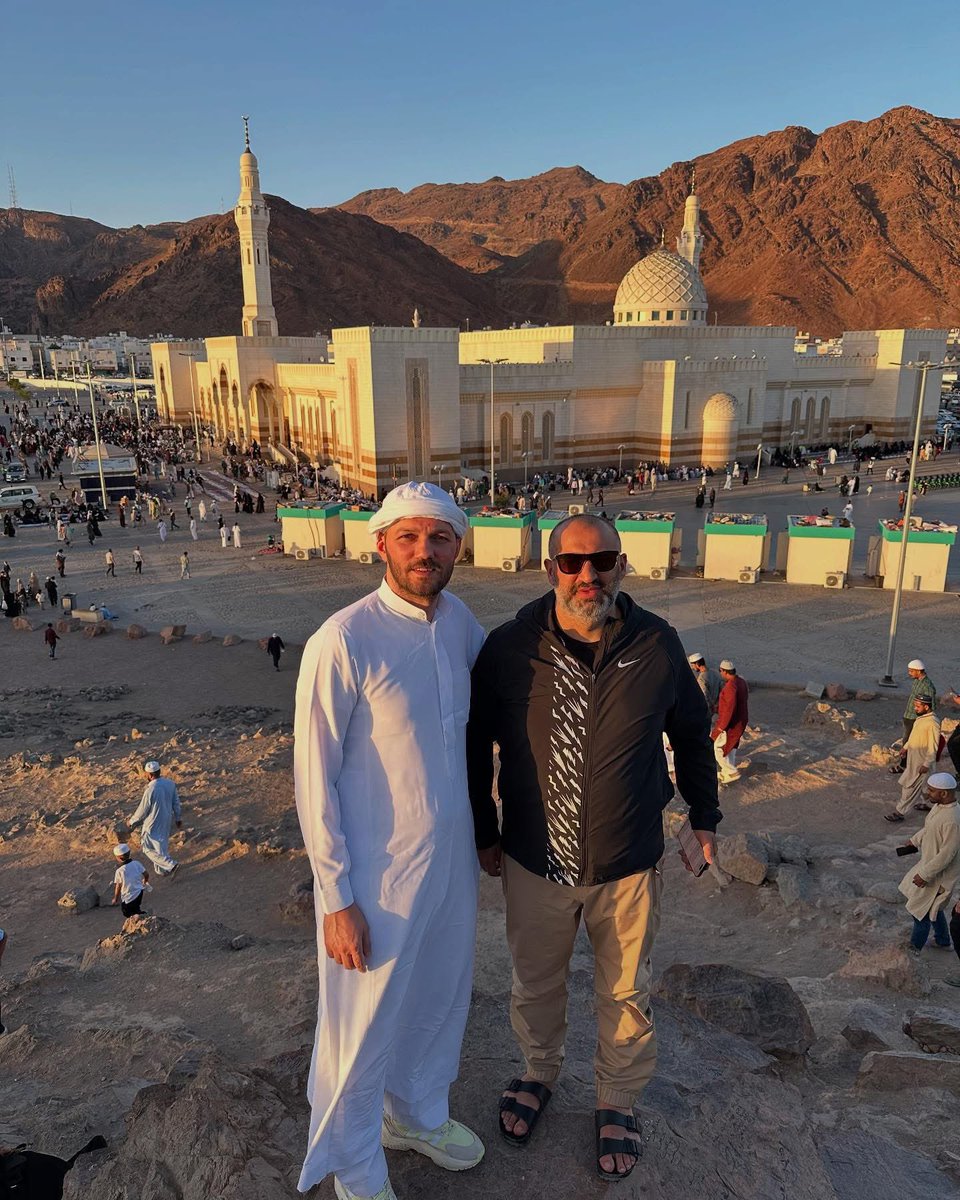 Sen  İhlas  Gemisinde Tevekkül Yelkenini Aç.
Emel  Denizinde  Uygun Bir  Rüzgar  Elbette Eser.
Her   Vaktimiz  Hayr, Cumamız Mübarek  olsun