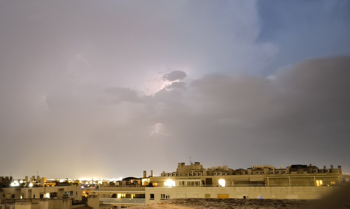 Nueva tormenta sobre Madrid, y ya van unas cuantas en estos meses más cálidos. Fotos hechas desde las cercanías del aeropuerto de Madrid Barajas #Tormenta #TormentaTropical #rayo #Storm