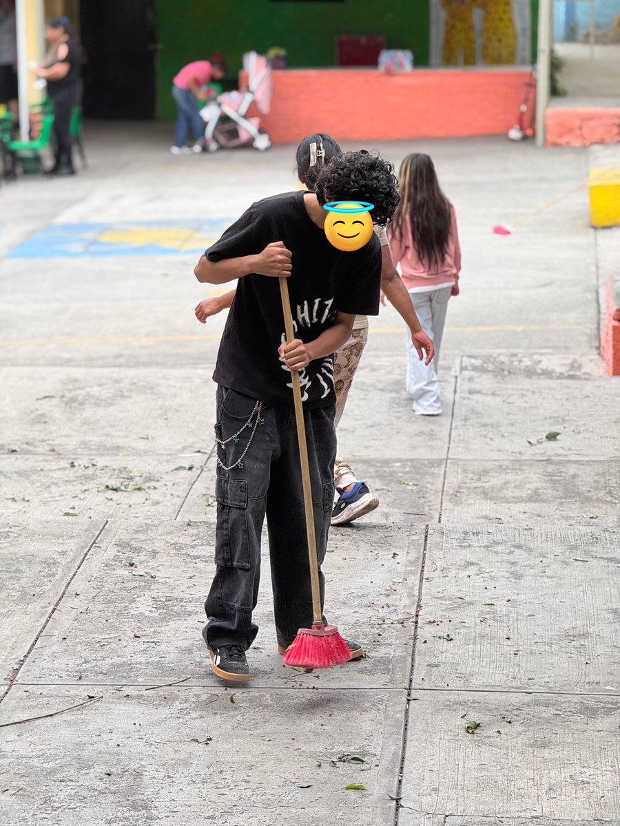 La educación no solo es aprender, también  es la enseñanza de los valores como la cooperación, la unidad y el apoyo en comunidad. 

En nuestro #Tequio en Acción, es gratificante ver como los alumnos y las alumnas de la primaria #LuisBraille, se preocupan por su escuela. 

Su