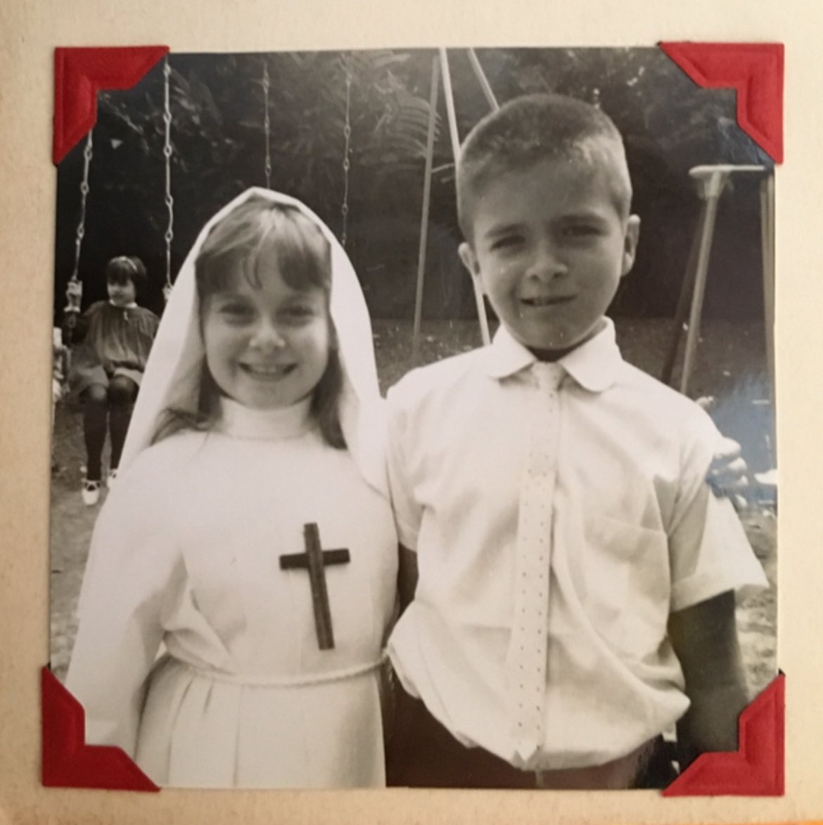 “La guerra es un lugar donde jóvenes que no se conocen y no se odian se matan entre sí, por la decisión de viejos que se conocen y se odian, pero no se matan”.

Nicolás Bracho
@nickbracho

(Una verdadera fortuna ser su amiga de y desde Kínder Verde).