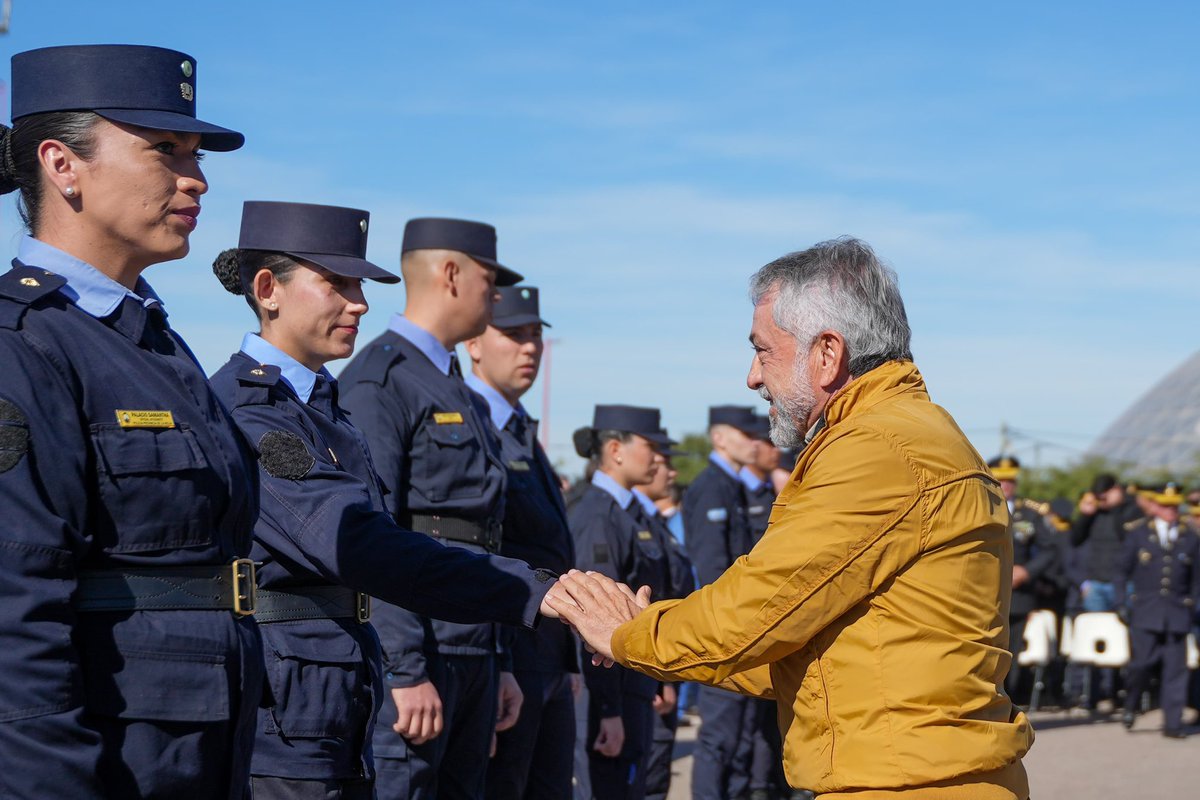 amolinalarioja's tweet photo. Más de 430 nuevos agentes se suman a nuestras fuerzas de SEGURIDAD. Frente a la situación de incertidumbre nacional, nuestro gobernador @QuintelaRicardo sigue apostando a la formación de nuestros agentes, invirtiendo en equipamiento y equipos móviles que optimizan su trabajo. https://t.co/1G5FDoFEA4