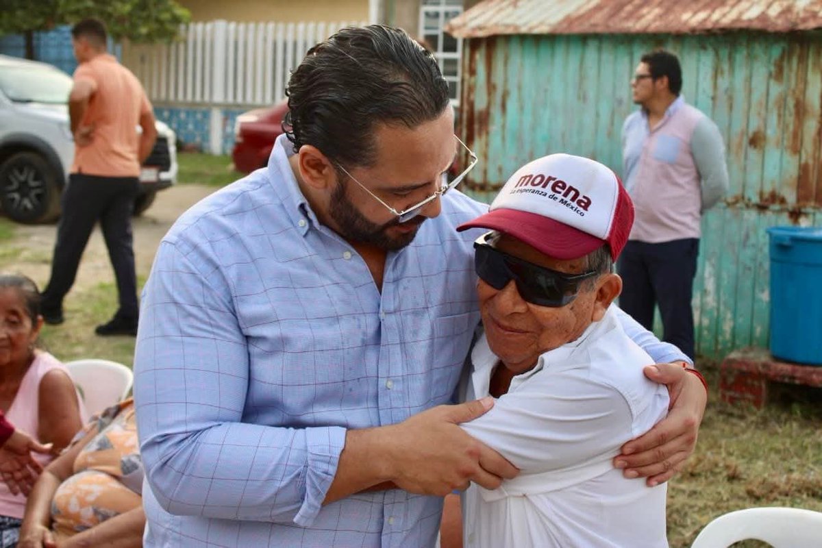 Continuamos la Gira de Agradecimiento y ahora tocó convivir con vecinos de la 1ro de Mayo: mejora de servicios e infraestructura en parques son solicitudes recibidas y que vamos a atender en cuanto arranquemos nuestra administración municipal. 
¡En Coatza nos va a ir muy bien!