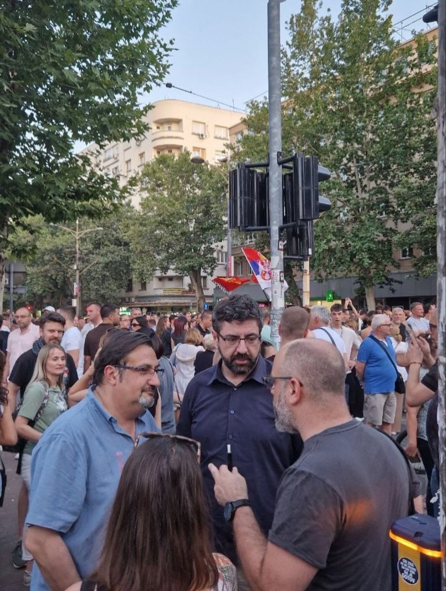 Aris Movsesijan (@arismovsesijan) on Twitter photo Ajd što <a href="/arhitek/">Dejan Tomka</a> ovde na Tviteru objašnjava, nego uhvatio i Lazovića i mene da nam objašnjava. Pa dokle to ide, pobogu?!
:-) Ajd što <a href="/arhitek/">Dejan Tomka</a> ovde na Tviteru objašnjava, nego uhvatio i Lazovića i mene da nam objašnjava. Pa dokle to ide, pobogu?!
:-)