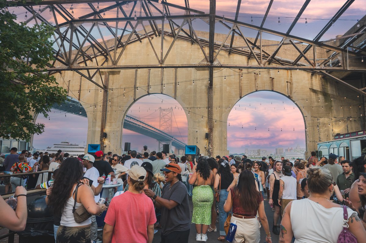 DelRiverWfront's tweet image. From fireworks to flea markets to funky dance moves, Independence Weekend on the Waterfront delivered! Thanks for making it a weekend to remember.  

Reminder: All Waterfront parks close at 5 PM on July 4.

bit.ly/3bbYSTp

#MyPhillyWaterfront #JulyFourthPhilly