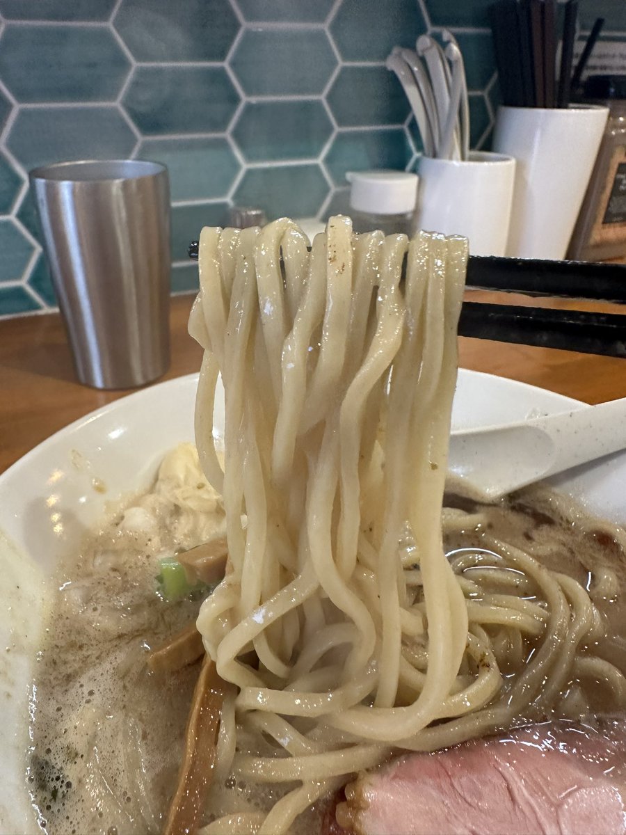 拉麺mellow
豚魚そば
舌に絡みつくまろやかな豚骨の旨味と風味豊かな魚介の旨味が見事にマッチしたスープは程よく濃厚だが拗さは全く感じさせない🤤
中太ストレート麺のツルモチ食感は口あたりよくスープとの相性も良き✨