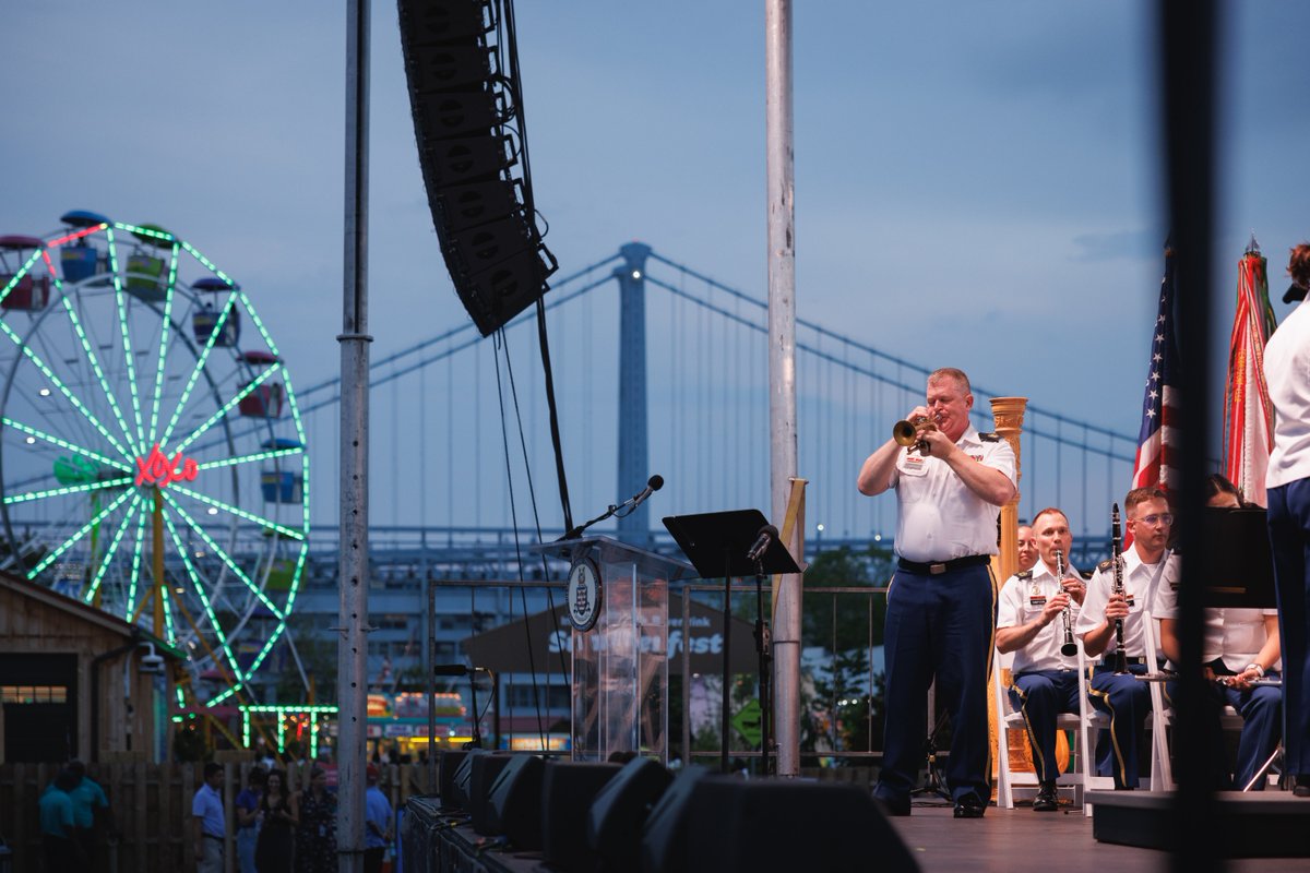 DelRiverWfront's tweet image. From fireworks to flea markets to funky dance moves, Independence Weekend on the Waterfront delivered! Thanks for making it a weekend to remember.  

Reminder: All Waterfront parks close at 5 PM on July 4.

bit.ly/3bbYSTp

#MyPhillyWaterfront #JulyFourthPhilly