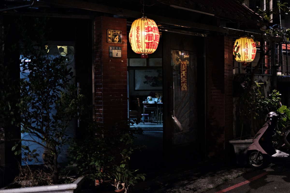 New Taipei City after dark is a like a Tsai Ming Liang cinematic experience.