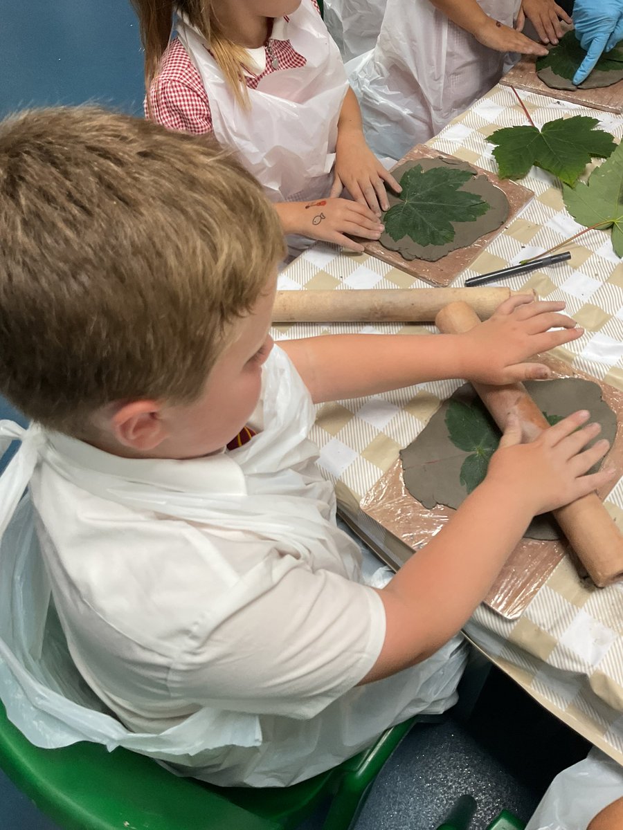 PDA_Y1's tweet image. Today we have been VERY excited to start making our clay leaf plates! We look forward to painting them next week when they are dry. 🍁🍃#pdaart
