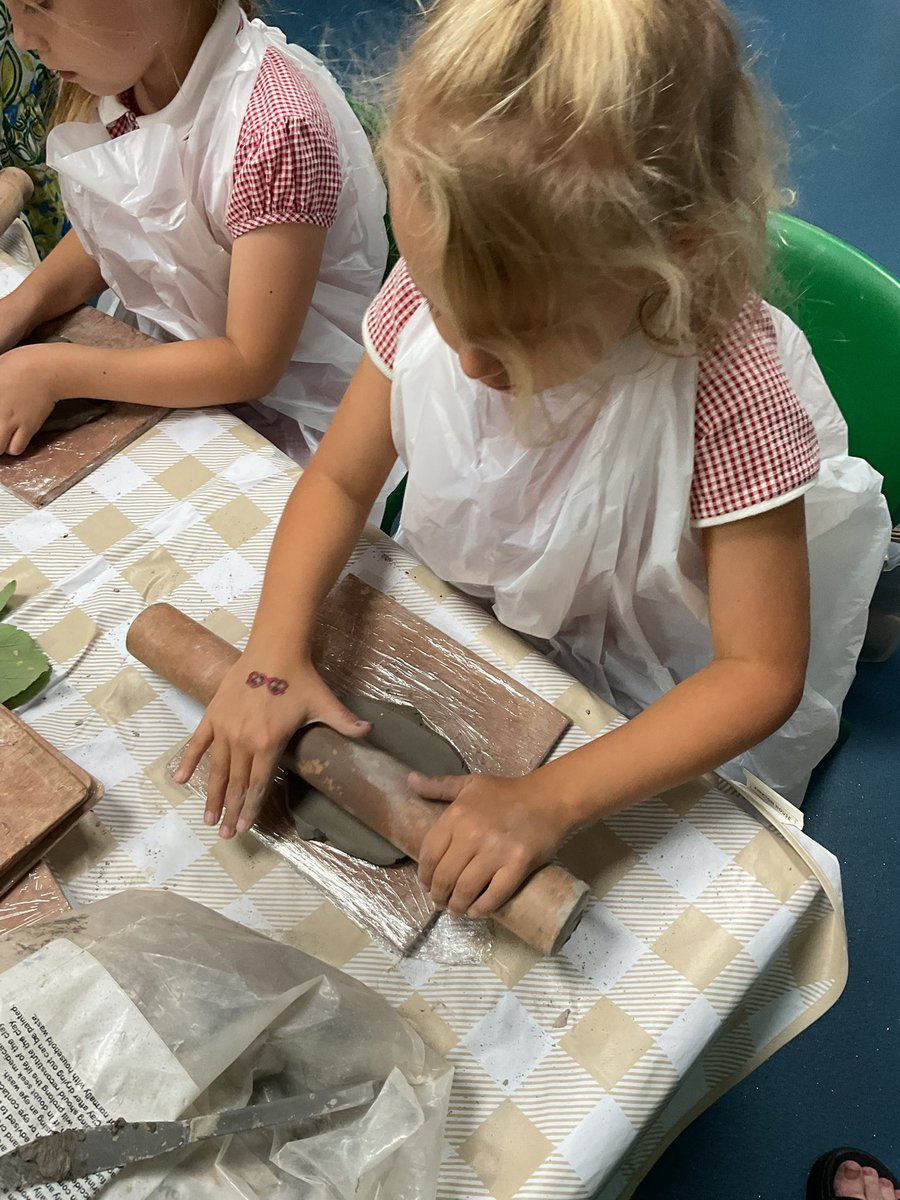 PDA_Y1's tweet image. Today we have been VERY excited to start making our clay leaf plates! We look forward to painting them next week when they are dry. 🍁🍃#pdaart