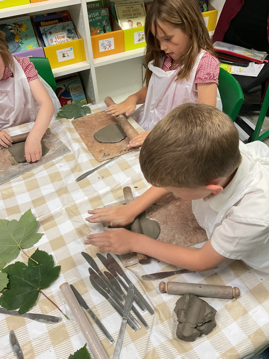 PDA_Y1's tweet image. Today we have been VERY excited to start making our clay leaf plates! We look forward to painting them next week when they are dry. 🍁🍃#pdaart