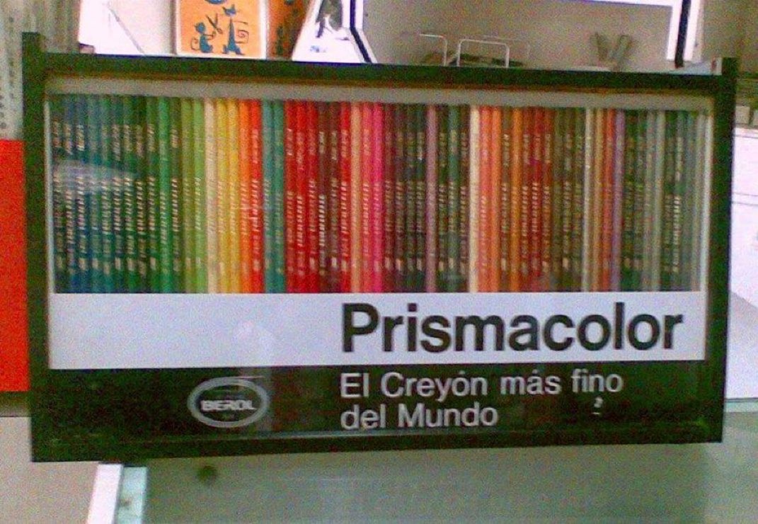 Caracas, años 70. Tener una caja de Prismacolor, no importaba la cantidad de creyones, había una de hasta de 120, ubicaba en un alto estatus académico a quien los poseía. Su precio era superior al de  otras marcas de lápices de color