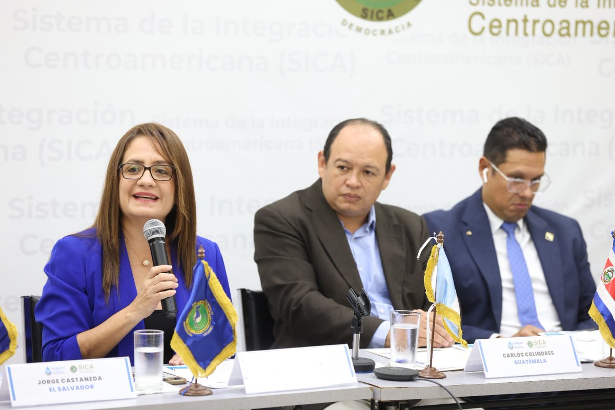sg_sica's tweet photo. Participamos en la 26.ª Reunión Ordinaria del Consejo Centroamericano y República Dominicana de Agua Potable y Saneamiento (CONCARD-APS), liderada por el Ministerio de Salud Pública y Asistencia Social de Guatemala @MinSaludGuate, y en su calidad de @pptsica del Foro Centroamericano y República Dominicana de Agua Potable y Saneamiento (FOCARD-APS).

En este espacio se destacaron las acciones estratégicas impulsadas en el marco de la agenda regional en torno al acceso al agua y saneamiento, las cuales han permitido avanzar en iniciativas concretas que promueven el desarrollo sostenible de nuestra #RegiónSICA. 

#AguaPotableSaneamiento #IntegraciónRegional