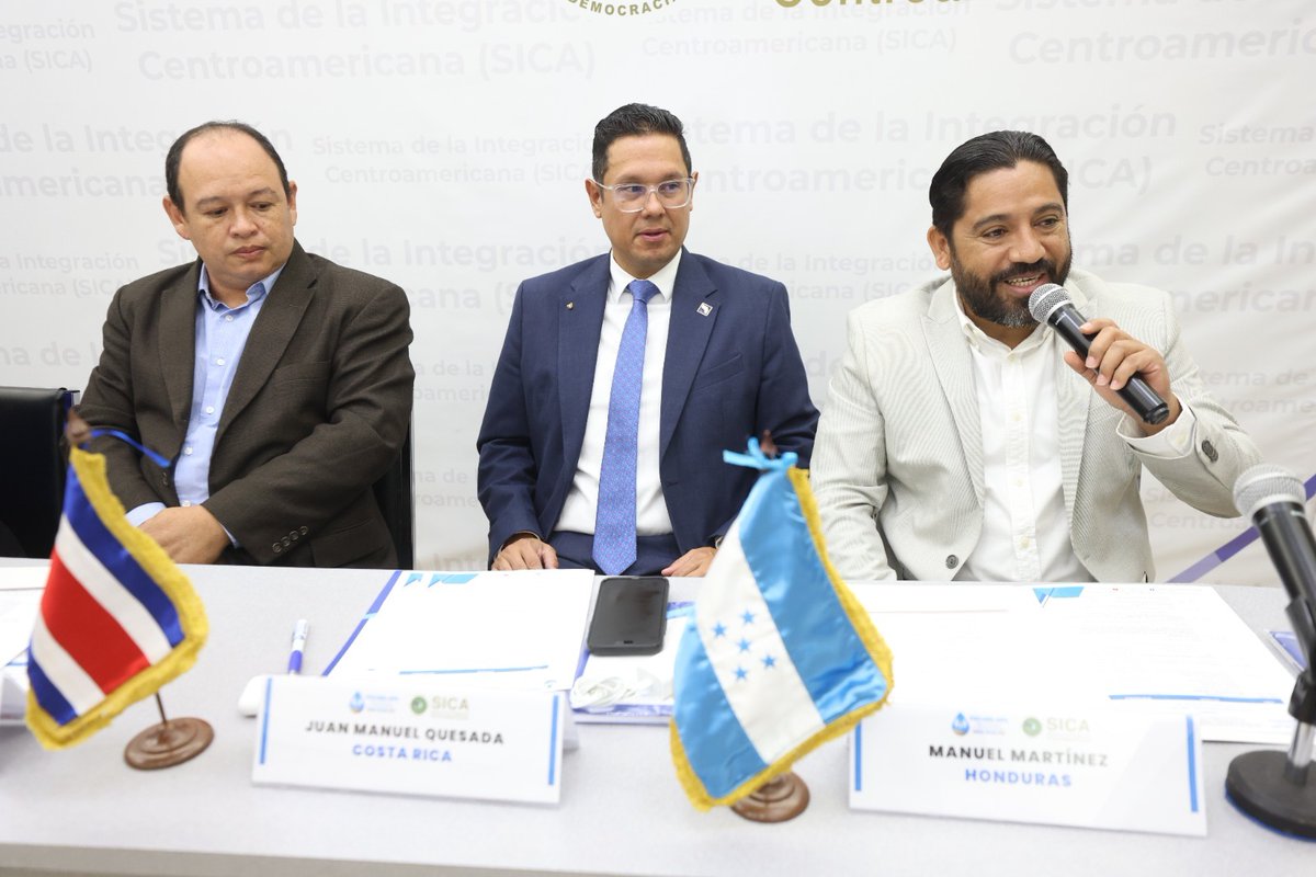 sg_sica's tweet photo. Participamos en la 26.ª Reunión Ordinaria del Consejo Centroamericano y República Dominicana de Agua Potable y Saneamiento (CONCARD-APS), liderada por el Ministerio de Salud Pública y Asistencia Social de Guatemala @MinSaludGuate, y en su calidad de @pptsica del Foro Centroamericano y República Dominicana de Agua Potable y Saneamiento (FOCARD-APS).

En este espacio se destacaron las acciones estratégicas impulsadas en el marco de la agenda regional en torno al acceso al agua y saneamiento, las cuales han permitido avanzar en iniciativas concretas que promueven el desarrollo sostenible de nuestra #RegiónSICA. 

#AguaPotableSaneamiento #IntegraciónRegional