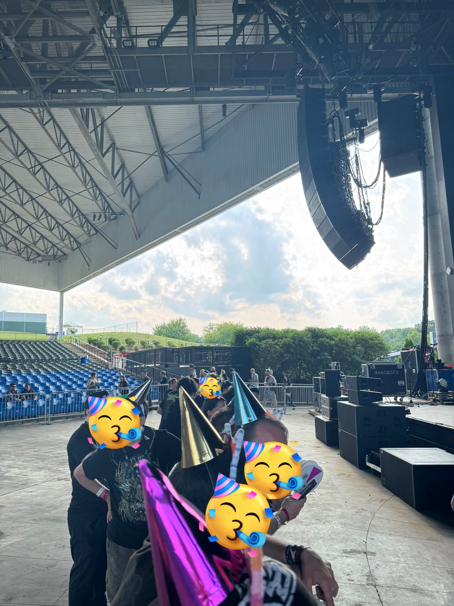 AustinBarnette7's tweet image. Made it to barrier! Stage is very low! And closer than the previous shows I was at! :) Party hats all over and HBD headbands all over the place!! #BABYMETAL 
#MOAMETAL聖誕祭2025
#MOAMETAL