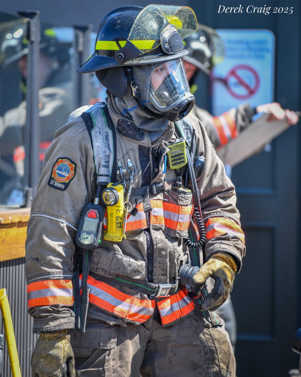 DerekCraiggers's tweet photo. #Toronto Firefighters on scene of a 2 alarm fire at Dolphin Gaming on Eglinton Ave in Scarborough this afternoon. The fire was quickly knocked down and no injuries were reported 

@TPFFA @Toronto_Fire @TFSJessop https://t.co/g3IgMSB2q7