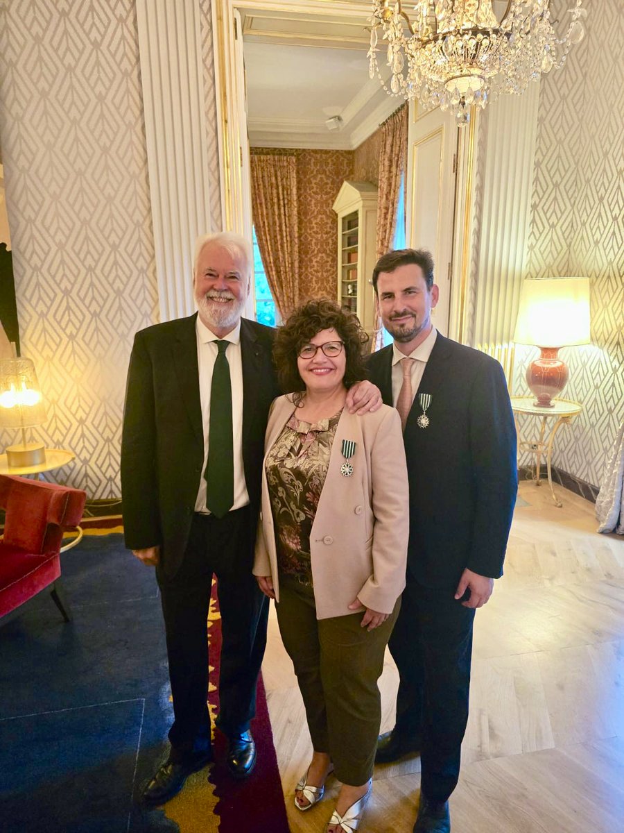 amoral07's tweet photo. Muy Feliz por la distinción como “Chevaliers dans L’ Ordre des Arts et des Lettres’ de la República Francesa que impuso esta tarde la Embajadora de Francia a dos grandes agitadores culturales, además de buenos amigos: #ValerioRocco e #IsabelFuentes, directores respectivamente del @cbamadrid y @CaixaForum
Enhorabuena🍾🥂