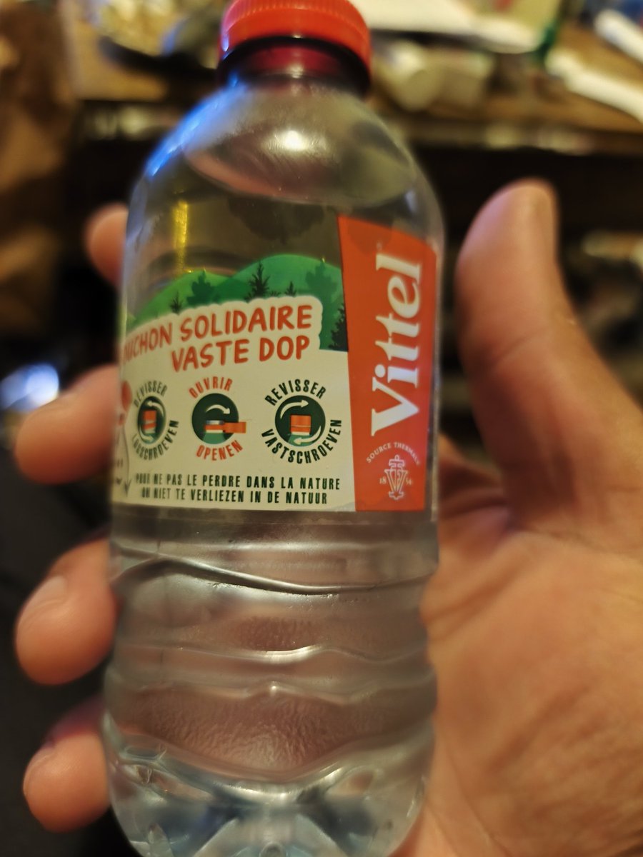 ThierryDucelier's tweet photo. @KFCFrance Choquée !! Ayant oublié d'acheter de l'eau, je me suis arrêté au KFC pour me dépanner et aussi prendre mes médicaments. Quelle surprise quand en demandant la petite bouteille de 33 CL on m'a réclamé presque 3€,quel cohérence avec tarif des menu pas cher?! Honteux!! https://t.co/dYQZXm4IKH