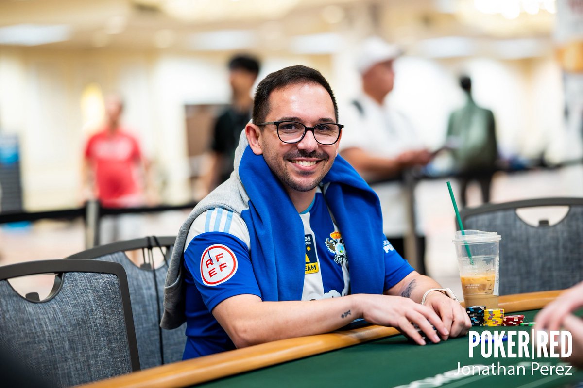 kikux0's tweet photo. Hoy cumplo el sueño de cualquier jugador de poker: Jugar el torneo más importante del mundo!

Y solo podía hacerlo representado al @CFTalavera💙🤍 

Main Event @WSOP 2025

📸 @poker_red 
📸  @PokerPT 

#dreamcometrue https://t.co/1aW9tAt5Aw