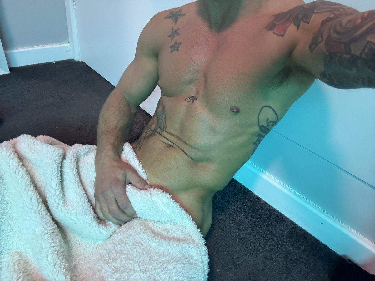 PocketRockt's tweet photo. 🥶 even in winter i wont wear clothing! 😈😈😈 https://t.co/D8myGvUW6l